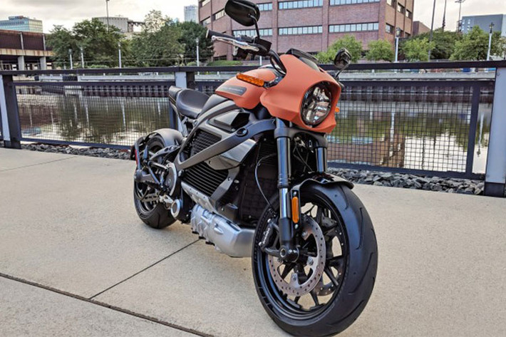 Hãng xe môtô Harley-Davidson đình đám Mỹ lần đầu “nhá hàng” mẫu môtô điện mang tên LiveWire vào năm 2014. Trải qua 4 năm phát triển, cho tới ngày nay mẫu siêu môtô điện Harley-Davidson LiveWire đã gần như sẵn sàng cho việc phân phối chính thức ra thị trường.