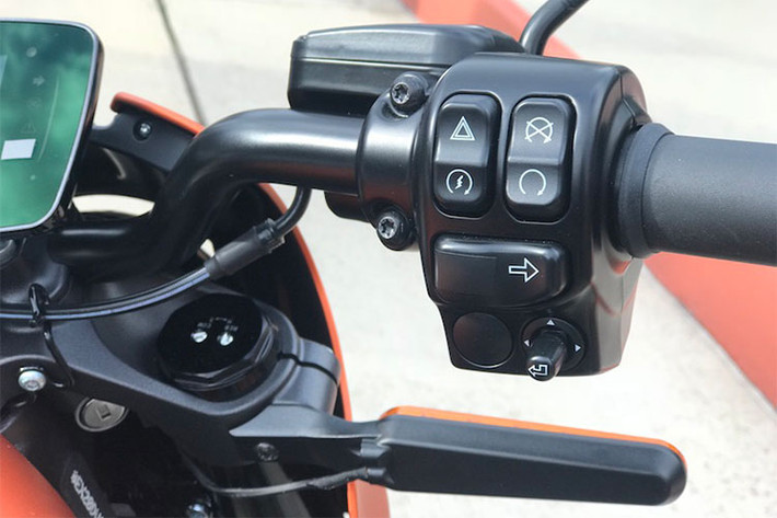 Bên cạnh đó, các chi tiết truyền thống trên thiết kế cùm công tắc cũng được giữ lại ví dụ như công tắc xi-nhan nằm tách biệt từng bên trái phải.