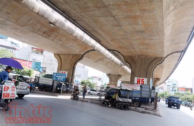 Gầm cầu là nơi nghỉ ngơi lý tưởng cho những người lao động ngoài trời vào buổi trưa.