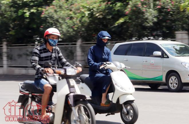 Người dân ra đường bịt kín mít để tránh nắng. Đàn ông cũng đã phải mặc áo chống nắng, chứ không chỉ riêng phụ nữ như trước đây nữa.