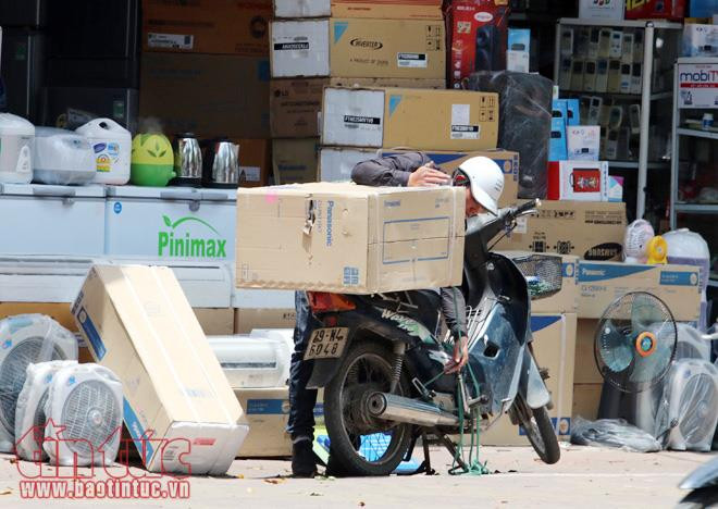 Cửa hàng bán máy điều hòa trên phố Hai Bà Trưng phục vụ khách liên tục dù là giữa trưa. 