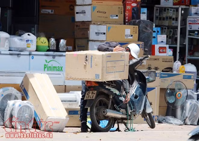 Cửa hàng bán máy điều hòa trên phố Hai Bà Trưng phục vụ khách liên tục dù là giữa trưa. 