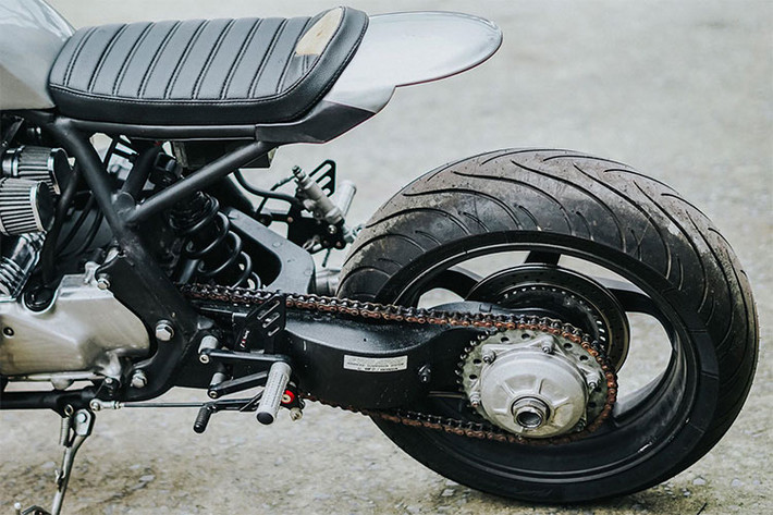 Honda CB750F được trang bị khối động cơ 4 xy-lanh thẳng hàng mạnh mẽ. Yếu tố này giúp cho việc tạo dáng cafe racer trông hầm hố và dữ dằn hơn rất nhiều, bên cạnh đó, khối động cơ nguyên bản cũng được phục chế lại. Có công suất 73 mã lực và mô-men xoắn 61,8 Nm, động cơ này chỉ được thay thế hệ thống xả Yasimura cho âm thanh khá mạnh.