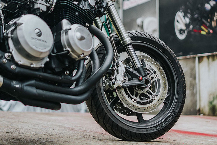 Trên bản độ này, dàn chân của xe đã được Tự Thanh Đa làm mới lại với phuộc trước của chiếc Sportbike Ducati 848, heo dầu và phanh đĩa cũng của ducati 848 và bộ gắp cùng mâm của mẫu xe Honda VFR800.