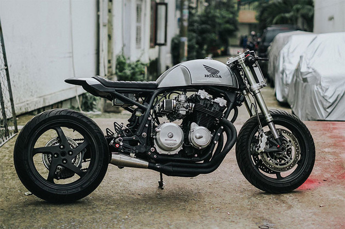 Mới đây, xưởng độ xe môtô Tự Thanh Đa đình đám tại Sài Gòn đã tạo ra một chiếc Honda CB750 cafe racer với phong cách "cực gấu", ấn tượng dành cho một dân chơi đam mê môtô ở thành phố Vũng Tàu. Theo chia sẻ của chủ xưởng độ xe "Đây là phiên bản kỷ niệm 32 năm từ lúc học nghề và làm nghề với môtô - dành tặng cho người anh em của mình".