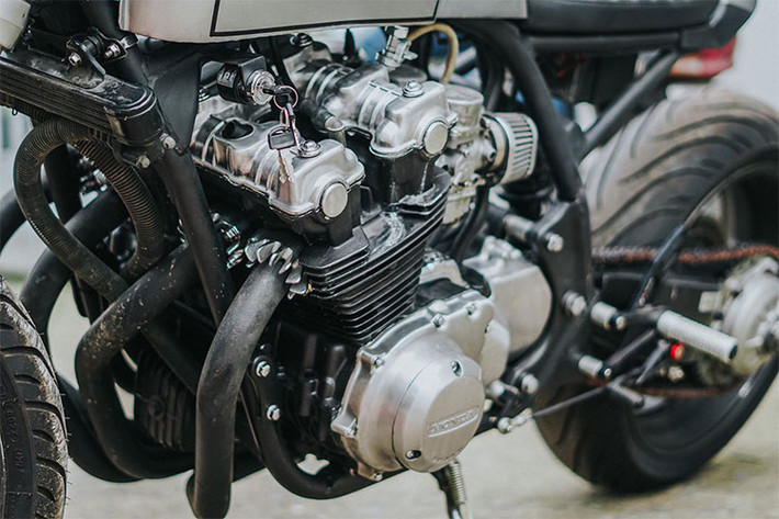 Sau khi "lên dáng" cafe racer bởi xưởng độ Tự Thanh Đa, chiếc Honda CB750 đời 1981 này đã thay đổi hoàn toàn. Do hệ thống khung sườn trải qua gần 40 năm sử dụng đã không còn tốt nên đã được làm mới lại.