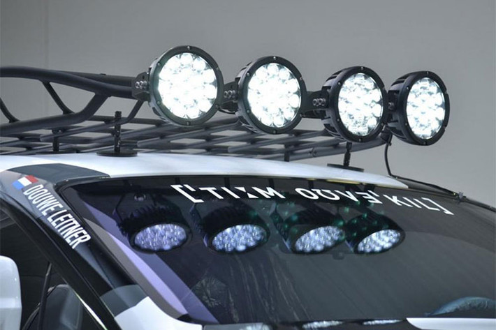 Bản độ Rolls-Royce Wraith này dựa theo những mẫu xe off-road chuyên nghiệp, chính vì vậy nó được chủ nhân trang bị thêm giá chằng đồ ở nóc xe, ngoài ra còn có dàn đèn LED siêu sáng với 4 bóng được gắn trên nóc.