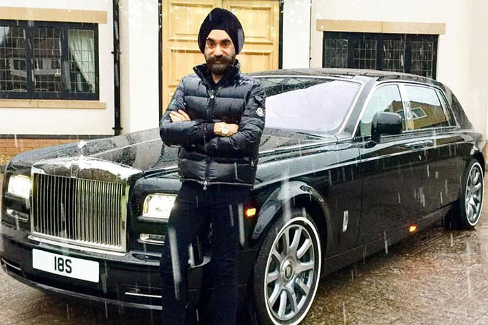 7 chiếc siêu xe sang Rolls-Royce của ông Singh được sơn ngoại thất màu vàng, trắng, ghi, đen, nâu, đỏ tươi và đỏ rượu, tương ứng với màu của những chiếc khăn Turban. Mỗi ngày trong tuần, ông lại sử dụng 1 chiếc Rolls-Royce với màu giống khăn Turban đội trên đầu.