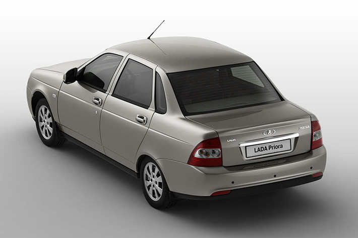 Một chiếc xe Lada Priora với động cơ 1,8 L có thể cho tốc độ tối đa 190 km/h cùng khả năng tăng tốc từ 0 km/h đến 100 km/h trong 10 giây. Dù vậy, vào năm 2007 dòng xe này khi tham gia một thử nghiệm đánh giá về an toàn chỉ đạt 5,4 điểm trên tổng số 16 điểm.