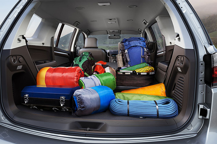 Theo các chuyên gia, SUV nói chung là loại xe an toàn nhất trong số các phương tiện chở người. Đơn giản đó là vấn đề về vật lý học. Nếu một chiếc SUV cỡ lớn va chạm với một xe con, chiếc SUV có thể ít hư hại hơn bởi vì nó có khối lượng nặng hơn nhiều và do đó truyền đi năng lượng lớn hơn khi va chạm. Hơn nữa, Hệ thống cân bằng điện tử (ESC) giúp giảm thiểu tai nạn lật xe, đây từng là một trong những mối lo ngại về an toàn lớn nhất phân khúc.