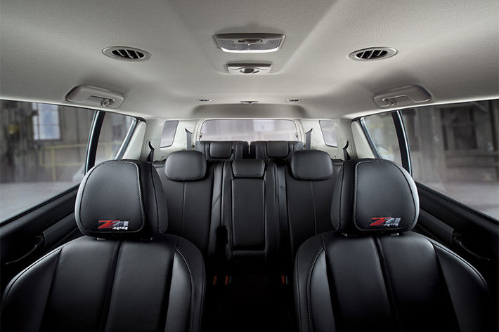 Hàng ghế thứ hai có thể gập 60/40, đủ chỗ ngồi cho từ 1-3 người trong khi hàng ghế thứ ba có thể gập 50/50 đủ chỗ ngồi cho 2 người. Không giống như các mẫu SUV đời trước, những mẫu SUV đời mới mang lại cảm giác lái mượt mà và sự thoải cho hành khách như trên những mẫu xe con nhờ hệ thống treo tiên tiến hơn và ghế bọc da trên phiên bản cao cấp nhất.