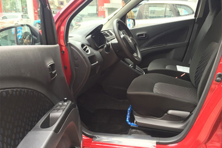 Bên cạnh đó, mạng lưới đại lý cuả hãng tại Việt Nam vẫn còn khá ít. Là thương hiệu chưa "nổi" ở mảng xe du lịch, với sự "bành trướng" của một số đối thủ lâu năm trong phân khúc và tâm lý "sợ không có đồ thay" của khách hàng cũng là con đường "chông gai". Chính vì vậy. "đứa con cưng" Suzuki Celerio ngay từ khi ra mắt đã được dự báo trước là sẽ "ế".