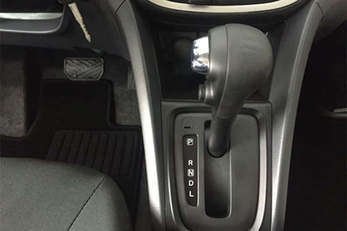 Mẫu xe Suzuki Celerio mới tại Việt Nam được phân phối chỉ với phiên bản động cơ 1.0L, cho công suất 68 mã lực. Trong khi đó, các đối thủ Kia Morning, Hyundai Grand i10 hay Chevrolet Spark đều có phiên bản trang bị động cơ từ 1.2L (riêng Kia Morning là động cơ 1.25L), cho công suất lần lượt là 86 mã lực, 87 mã lực và 80 mã lực.