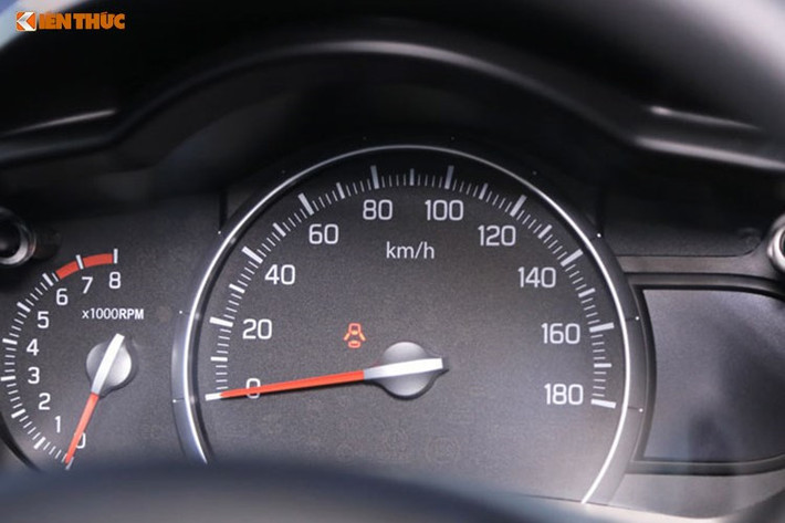 Mặc dù các mẫu xe ôtô của Suzuki tại Việt Nam không hề kém, thậm chí chất lượng tốt và mức giá phải chăng hơn nhiều so với các đối thủ. Tuy nhiên, thiết kế già và bảo thủ không tự làm mới mình cũng làm cho ôtô Suzuki, thậm chí cả xe máy của hãng này tại Việt Nam đang dần mất đi vị thế tại thị trường giàu tiềm năng này.