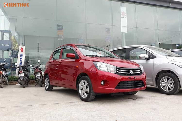  Suzuki Celerio 2018 là mẫu xe cỡ nhỏ mới nhất được Suzuki Việt Nam mang về nước, với tham vọng cạnh tranh sòng phẳng với Kia Morning hay Hyundai Grand i10 ở phân khúc xe hạng A. Với giá bán 359 triệu đồng (đã bao gồm thuế GTGT) cho phiên bản số tự động duy nhất, Suzuki Celerio có giá thấp hơn phiên bản số tự động của Kia Morning tại Việt Nam. 