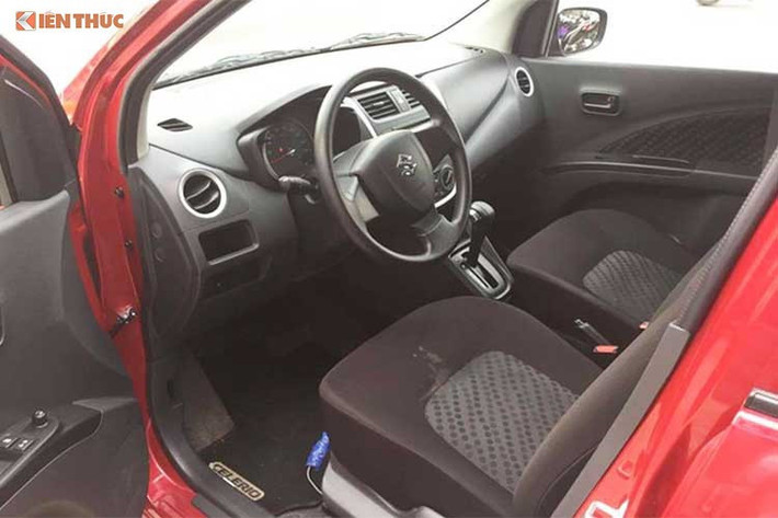 Bên cạnh đó, có thể thấy rõ thương hiệu Suzuki vài năm trở lại đây liên tục đi xuống tại thị trường ôtô Việt. Thậm chí ngay cả với mức giá bán rẻ tại Việt Nam, Suzuki Celerio cũng sẽ gặp không ít trở ngại từ những đàn anh đi trước - cụ thể là mẫu xe sedan Suzuki Ciaz hay Vitara.. từng được ra mắt rầm rộ tại các triển lãm ôtô VMS, nhưng sau đó đều "ế chổng vó".