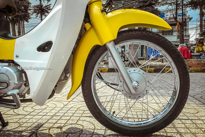 Hệ thống treo của xe thiết kế bao gồm phuộc ống lồng trước và giảm xóc đôi sau. Xe được trang bị mâm 17 inch sử dụng phanh dạng tang trống trên cả hai bánh. Kích thước tổng thể của Honda Super Cub 2018 phiên bản mới bao gồm; 1.775 mm dài, 660 mm rộng, 960 mm cao.