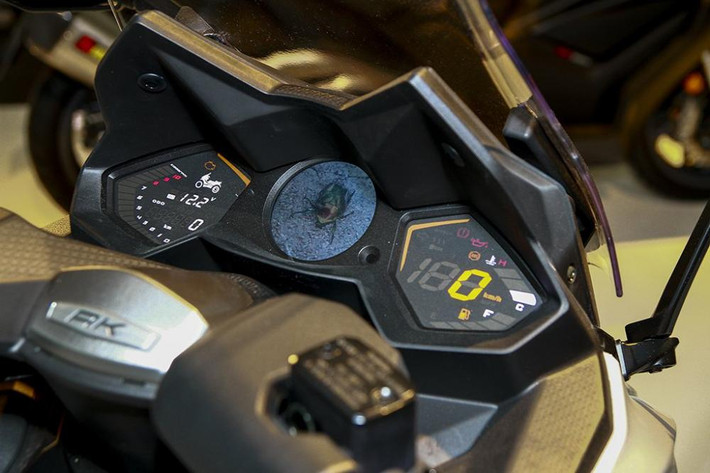 Ấn tượng nhất trên mẫu xe này chính là hệ thống Noodoe hiện đại, cho phép kết nối với smartphone để theo dõi các thông báo cuộc gọi, tin nhắn, email…thông qua màn hình bảng đồng hồ tốc độ - nó được hãng xe máy Đài Loan tự tin gọi đây là hệ thống thông minh toàn cầu.