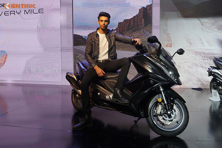 Với mức giá phân phối chính hãng từ Kymco tại Việt Nam lên đến 375 triệu đồng thì AK 550 chắc chắn không phải dành cho số đông, mà nó hướng đến những ai đang kiếm một mẫu xe lạ, ít đụng hàng. Như vậy, vơi màu mới này về Việt Nam - mẫu xe ga Kymco AK 550 sẽ sở hữu tới 3 lựa chọn màu gồm; đen, xanh và màu nâu mới nhất.