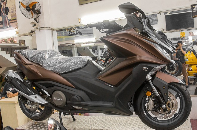 Chiếc Maxi Scooter này từng được hãng Kymco giới thiệu tại Việt Nam từ giữa năm 2018 với dáng vẻ hầm hố cùng các đường nét cắt xẻ cực kì bắt mắt. Phiên bản mới nhất của xe ga Kymco AK550 với màu nâu nhám rất bắt mắt và làm tăng thêm sự lưauj chọn mới cho các khách hàng.