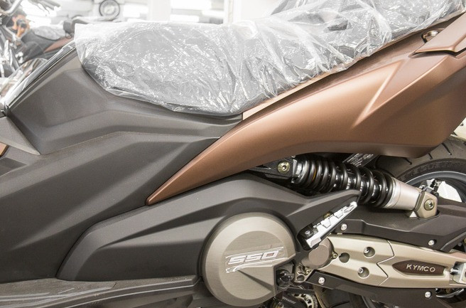 Động cơ của của mẫu xe ga Kymco AK 550 mới này là loại 2 xi-lanh, 550 cc, trục cam đôi DOHC với 8 van. Khối động cơ sản sinh công suất tối đa 53 mã lực tại 7.500 vòng/phút và mô-men xoắn cực đại 56 Nm ở 5.500 vòng/phút. Trong phân khúc AK 550 có tỉ số công suất/trọng lượng khá tốt, đạt 23,4 mã lực/100 kg.