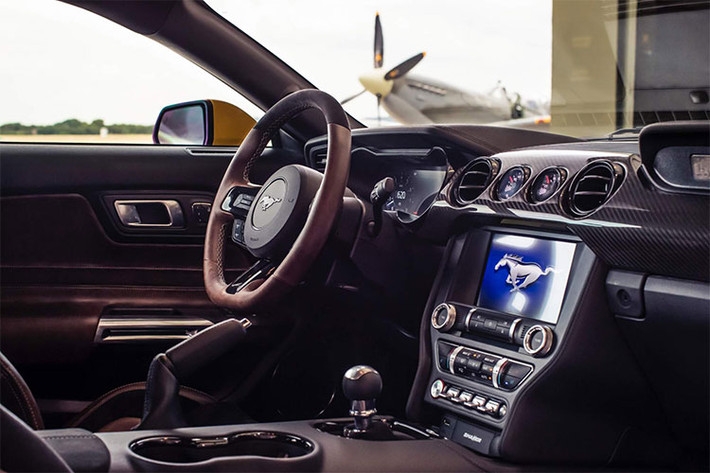 Các chi tiết trang trí khác bao gồm núm cần số được khắc bằng tay từ các chi tiết của chiếc tiêm kích Lockheed Martin F-35 Lightning và huy hiệu khắc bằng tay từ vật liệu nhôm, lấy từ một chiếc chiến đấu cơ Spitfire.