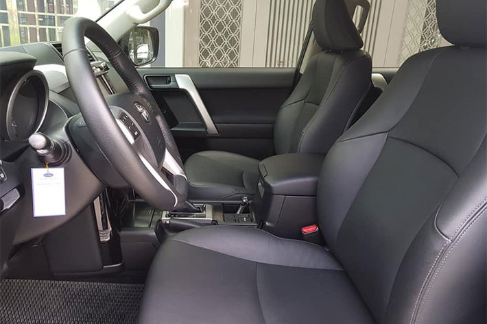 Những hệ thống an toàn cao cấp nhất cũng được trang bị cho mẫu xe này như hệ thống chống bó cứng phanh ABS, hệ thống phân phối lực phanh điện tử EBD, hỗ trợ phanh khẩn cấp BA, hệ thống cân bằng điện tử VSC, hệ thống chống trượt khi tăng tốc TRC, camera lùi, cảm biến lùi và 7 túi khí.