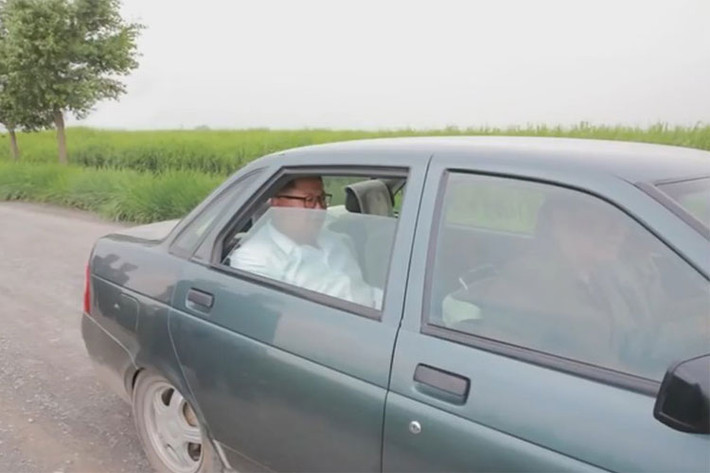 Chiếc xe sedan Lada Priora mà ông Kim Jong-Un sử dụng này là một dòng xe cỡ nhỏ được sản xuất bởi nhà sản xuất ôtô Nga AvtoVAZ từ tháng 3/2007. Tính đến trung tuần tháng 5/2012, theo thống kê, đã có khoảng 590.000 chiếc xe Priora đã được xuất xưởng ra thị trường.