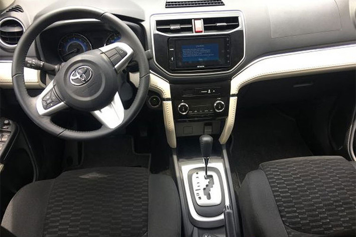 Thuộc phân khúc xe giá rẻ, bên trong nội thất của Rush phiên bản 7 chỗ chủ yếu vẫn được hoàn thiện với các vật liệu rẻ tiền như nhựa cứng và vải nỉ. Để khiến xe có vẻ cao cấp hơn một chút, Toyota đã phủ vật liệu mềm cho bảng táp-lô và sử dụng khá nhiều các chi tiết trang trí sơn màu bạc. Tông màu chủ đạo của nội thất là đen và kem.