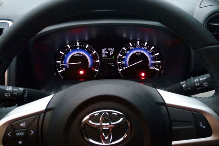 Các trang bị tiện ích khác bao gồm; nút điều khiển âm thanh tích hợp trên vô-lăng và bảng đồng hồ Optitron đèn nền xanh-trắng với màn hình đơn sắc hiển thị đa thông tin nằm giữa... Trang bị an toàn như chống bó cứng phanh, phân bổ lực phanh điện tử, hỗ trợ phanh khẩn cấp, cân bằng điện tử và hỗ trợ khởi hành ngang dốc và hệ thống giảm xóc mới.