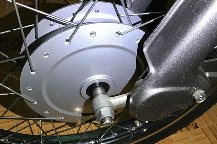 Do thuộc đời cao nên chiếc Super Cub C70 này còn có một số chi tiết nâng cấp đáng giá, chẳng hạn như moay-ơ trước có thêm một thanh ổn định gắn vào gắp trước, hạn chế tình trạng "bổng đầu" và lệch bánh khi phanh gấp ở tốc độ cao, hiện tượng đặc trưng của loại giảm xóc "giò gà" trên Cub.