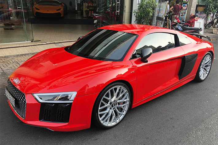 Chiếc siêu xe R8 V10 Plus trong bài viết này không phải là chiếc Audi đầu tiên mà nữ ca sỹ Đông Nhi sở hữu. Vào hồi đầu năm 2015, nữ ca sỹ này đã từng mua chiếc xe sang A7 Sportback trị giá 3,3 tỷ Đồng. Hiện nữ ca sĩ này đang là đại sứ thương hiệu của dòng xe Audi A3 Sportback.