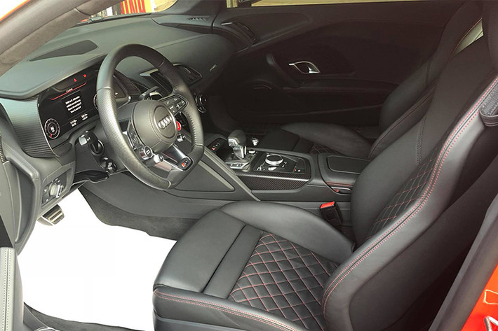 So với phiên bản cũ, Audi R8 V10 Plus 2017 có một số thay đổi đáng chú ý trong thiết kế như cặp đèn pha LED toàn phần, lưới tản nhiệt hình tổ ong cỡ lớn mạ crôm sáng bóng, hốc gió dựng dọc 2 bên đầu xe cùng gương chiếu hậu ốp carbon và tích hợp đèn tín hiệu dạng LED chạy theo tia.