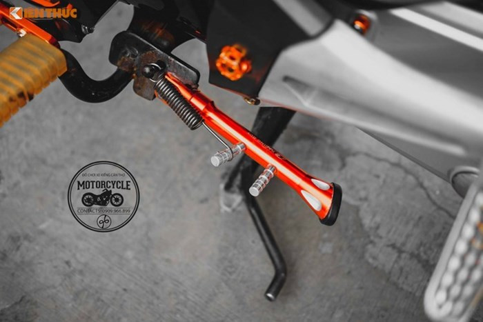 Bộ chân chống phụ của chiếc xe Honda Wave Alpha ghi đậm dấu ấn của thương hiệu Racing Boy nổi bật mang thiết kế sắc sảo và đầy cá tính.