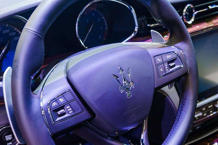 Các ghế ngồi trên chiếc Quattroporte GTS GranLusso 2018 là sự kết hợp giữa lụa Ermenegildo Zegna màu xám tro Anthracite và da màu xám. Điểm nhấn có thể kể đến các đường chỉ may thủ công màu trắng nổi bật. Ngoài ra còn có các chất liệu gỗ cao cấp được trang bị cho xe.