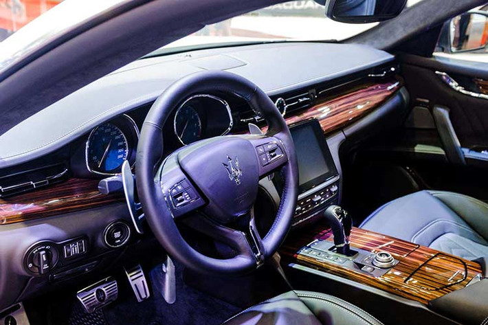 Tiến vào bên trong khoang lái, mẫu xe hạng sang Maserati Quattroporte GTS GranLusso 2018 mới ra mắt thị trường Việt Nam còn có gói trang bị nội thất Ermenegildo Zegna, đây là một trong những nhãn hiệu thời trang danh tiếng tại Italy đã kết hợp với hãng xe sang Maserati.