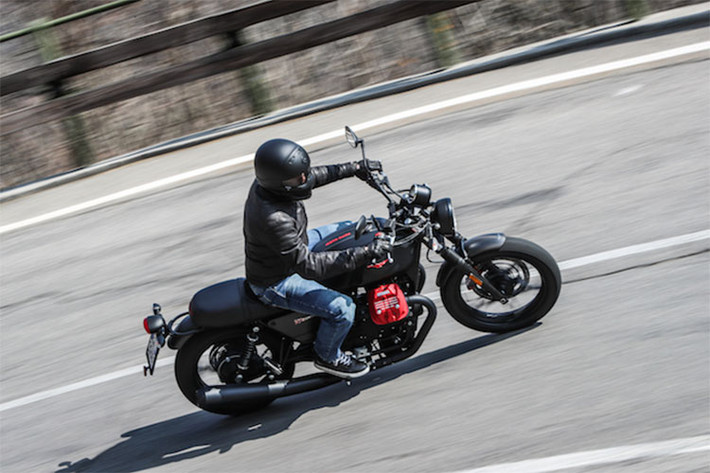 Toàn bộ sức mạnh này được truyền đến bánh sau của xe thông qua hộp số côn tay 6 cấp và trục láp. Khác với các phiên bản V7 III khác, phiên bản Carbon có bánh răng số 1 và số 6 có tỉ số truyền khác, giúp tận dụng mô men xoắn cao của động cơ. Vì là phiên bản đặc biệt nên trên mỗi chiếc đều được đánh số thứ tự ngay trên gù nâng tay lái.