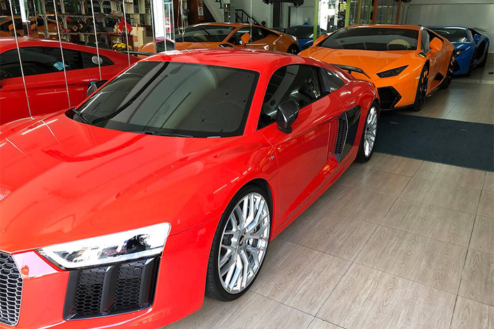 Tuy nhiên, mới đây nhất, chiếc Audi R8 V10 Plus phiên bản sản xuất 2016 của nữ ca sỹ Đông Nhi đã xuất hiện tại một công ty nhập khẩu tư nhân quận 5, TP HCM. Được biết, ông chủ tại đây vừa mua lại siêu xe này.