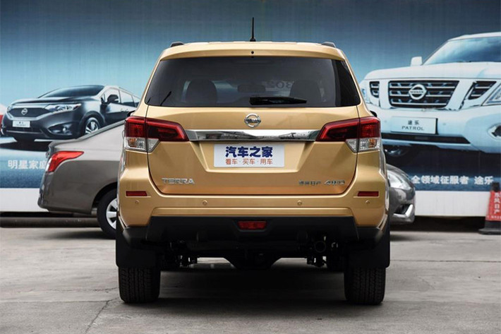 Điểm nhấn ở thiết kế bên sườn của Nissan Terra 2018 là bộ vành hợp kim 18 inch, nằm trong lốp có kích thước 255/60 R18.Vòng ra phía sau xe, bạn sẽ thấy phần thân vỏ đi kèm nhiều đường nét uốn lượn. Đáng tiếc là thiết kế đuôi xe của Nissan Terra khá đơn giản với thanh crôm cỡ lớn trên cửa cốp và cụm đèn hậu ôm trọn 2 góc.