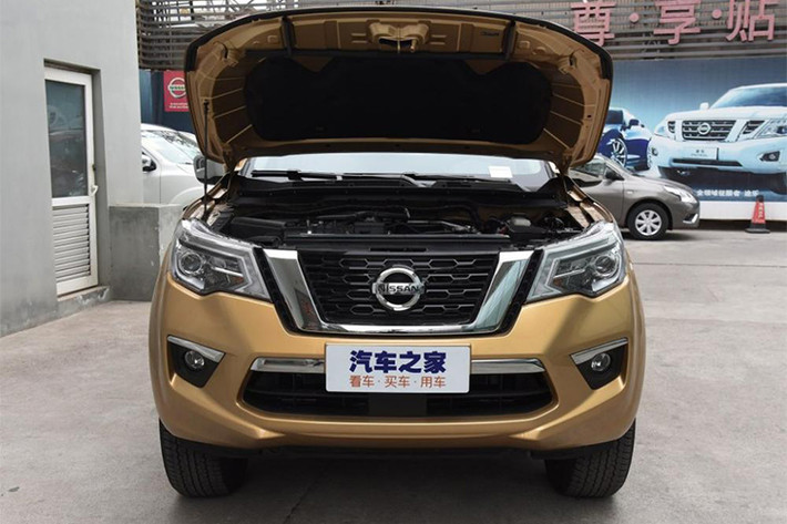 Về thiết kế ngoại thất, mẫu xe Terra phiên bản 2018 sở hữu một số nét thiết kế đặc trưng của gia đình Nissan và tương tự Navara như lưới tản nhiệt V-Motion mạ crôm sáng bóng trên đầu xe. Hai bên lưới tản nhiệt là cụm đèn pha LED tích hợp dải đèn LED định vị ban ngày. Riêng thiết kế cản va của Nissan Terra 2018 là không giống Navara.