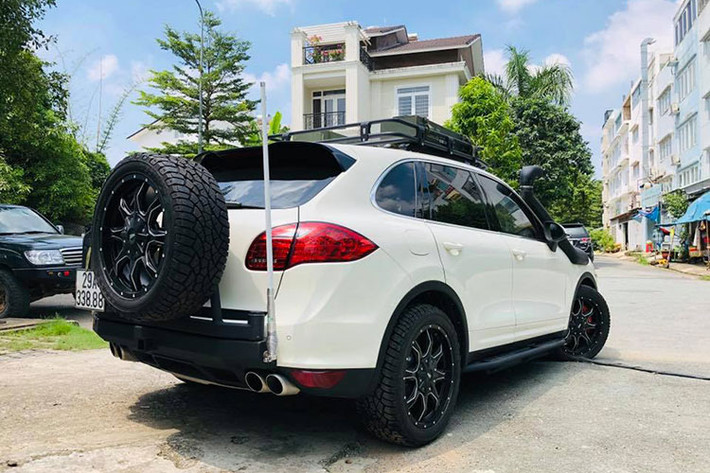 Được biết, Đây là chiếc Porsche Cayenne thứ 3 tại Việt Nam bị bắt gặp độ phong cách off-road hầm hố như thế này. Chỉ tính riêng chi phí lắp đặt ống thở Safari cho xe cũng khoảng hơn 12 triệu đồng.