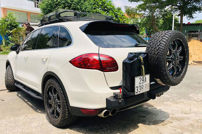 Chủ nhân chiếc Porsche Cayenne này còn nâng cấp mâm và lốp gai chuyên dụng dành cho xe địa hình. Ngoài ra, chiếc xe sang off-road này còn được trang bị thêm tời kéo xe tự động điều khiển bằng remote.