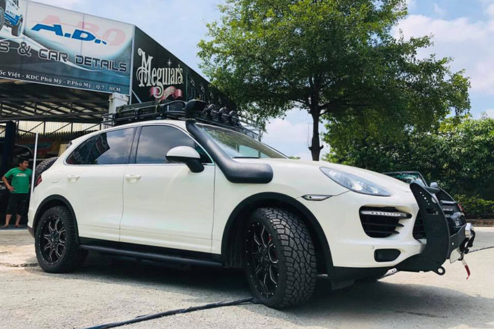 Tại thị trường Việt Nam, rất hiếm chủ nhân nào chịu chơi khi đem Porsche Cayenne đắt tiền ra độ thành xe off-road. Hiện chưa rõ chiếc SUV hạng sang này có được chủ nhân cho đem đi các cuộc thi thử thách về xe địa hình hay không. Nhưng mức độ đầu tư và độ lại chiếc Porsche Cayenne khiến không ít người mê xe thán phục.