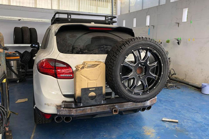 Ở ngoại thất chiếc SUV hạng sang Porsche Cayenne này đã được chủ nhân độ lại cản va trước/sau hầm hố hơn so với xe nguyên bản. Chưa dừng lại đó, chủ nhân chiếc Porsche Cayenne này còn nâng cấp mâm và lốp gai chuyên dụng dành cho xe địa hình nhằm giúp chiếc SUV hạng sang có thể băng rừng lội suối dễ dàng hơn.