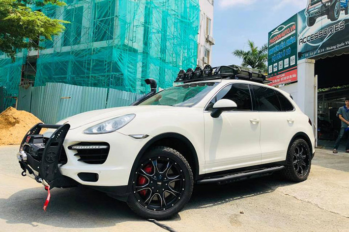 Hình ảnh về bản độ của một chiếc SUV hạng sang Porsche Cayenne tiền tỷ được một xường độ ở Sài Gòn "chế cháo" theo phong cách off-road mới đây xuất hiện trên mạng xã hội đã nhận được sự quan tâm không nhỏ từ giới chơi xe trong khắp cả nước, cũng như cộng đồng mạng.