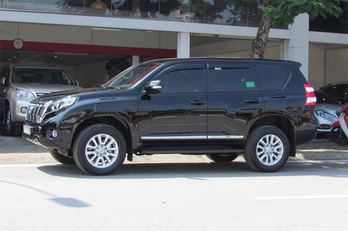 Tại thời điểm ra mắt vào cuối năm 2015, Toyota Land Cruiser Prado TXL có giá niêm yết 2,192 tỷ đồng. Sau khoảng 2 năm sử dụng và đi được khoảng hơn 25.000 km, xe Cruiser Prado đời cũ này hiện đang được chào bán với giá 2,2 tỷ đồng. Trong tình cảnh khan hiếm những chiếc xe nhập khẩu hiện nay, mức giá này tạm chấp nhận được.