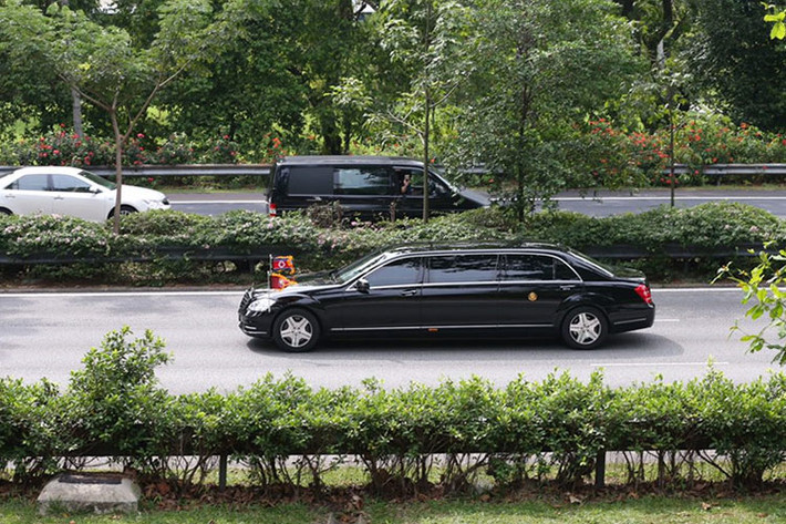 Chiếc xe chống đạn Mercedes-Benz S600 Pullman Guard sử dụng ở Singapore của nhà lãnh đạo Kim Jong-un cũng từng hộ tống ông trong cuộc gặp thượng đỉnh Hàn-Triều diễn ra vào hối cuối tháng 4 vừa qua.