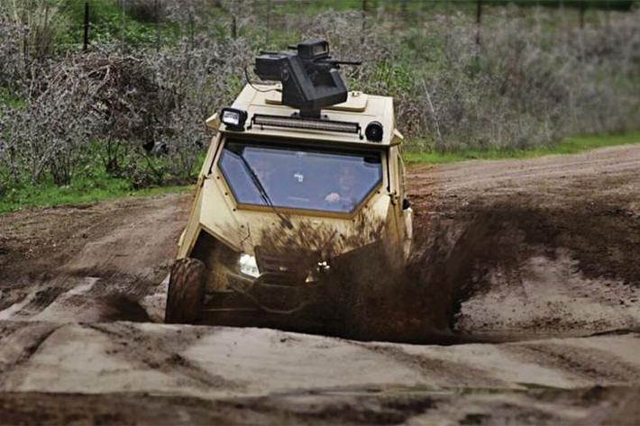 Chưa hết, Plasan Yagu còn có thể chở được tối đa 3 người lính bên trong - nó cũng được trang bị thiết bị bay drone tích hợp và hệ thống vũ khí hạng nhẹ điều khiển từ xa trên nóc. Với thiết bị bay drone này, những người lính ngồi bên trong sẽ không càn phải thò cổ ra ngoài cửa sổ quan sát.