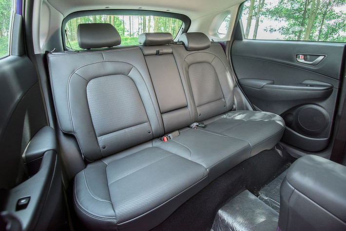 Ngoài ra, xe cũng được trang bị điều hòa tự động tích hợp khử Ion, cửa sổ trời, đèn tự động, gạt mưa tự động, khởi động nút bấm Start/Stop Engine, gương chiếu hậu chống chói ECM, cửa sổ chống kẹt, khóa cửa tự động theo tốc độ. Đặc biệt, Kona là chiếc xe duy nhất trong phân khúc ở Việt Nam được trang bị sạc không dây chuẩn Qi.