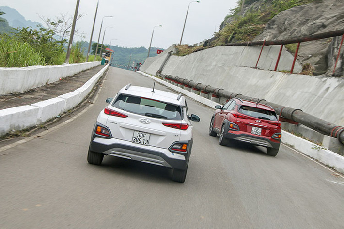 Được xếp vào phân khúc miniSUV mới, mẫu xe này cũng áp dụng ngôn ngữ thiết kế mới của hãng xe ôtô Hyundai như lưới tản nhiệt thác nước Cascading Grill, mang lại vẻ ngoài mạnh mẽ cho mặt trước. Lazang xe là loại 18 inch Diamond Cut. Các tấm ốp đen bao quanh 4 hốc bánh xe giúp tăng thêm vẻ mạnh mẽ cho Kona.